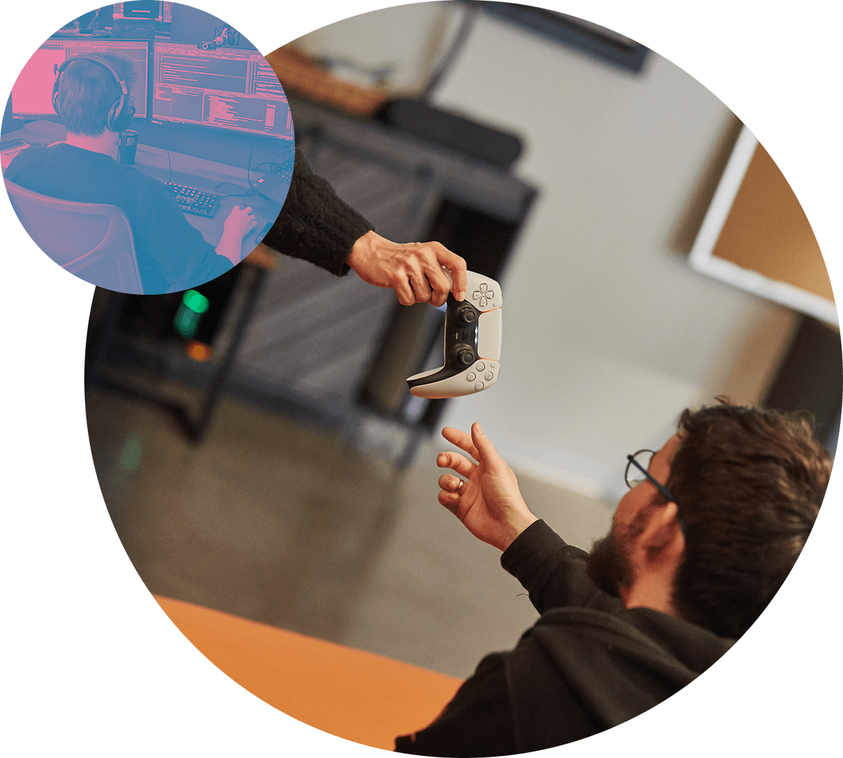 Un développeur.euse de jeux vidéo écrit du code tandis qu'un.e employé.e de Reflector tend une manette de jeu à son.sa collègue